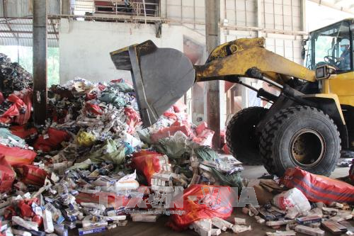 Tây Ninh tiêu hủy gần 584.000 bao thuốc lá ngoại nhập lậu ảnh 1